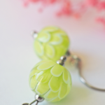 boucles d'oreilles lotus perle en verre filé pendentif fleur pétal artisanat