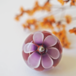 collier lotus perle en verre filé pendentif fleur pétal artisanat