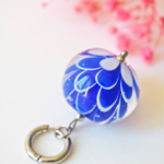 collier lotus perle en verre filé pendentif fleur pétal artisanat