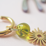 boucles d'oreilles créoles unité asymétrique paulette goutte perle verre filé bijoux fun coloré pampille