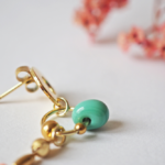 boucles d'oreilles créoles unité asymétrique paulette goutte perle verre filé bijoux fun coloré pampille