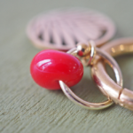 boucles d'oreilles créoles unité asymétrique paulette goutte perle verre filé bijoux fun coloré pampille