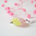 Collier mini lotus perle en verre filé pendentif fleur pétal artisanat