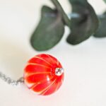 Collier mini lotus perle en verre filé pendentif fleur pétal artisanat