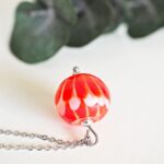 Collier mini lotus perle en verre filé pendentif fleur pétal artisanat