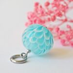 collier lotus perle en verre filé pendentif fleur pétal artisanat