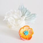 Pin's Flora perle en verre filé bijou artisanal orange quetzel