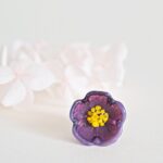 Pin's Flora perle en verre filé bijou artisanal violet jaune