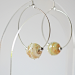 Créoles Virginie perles en verre soucoupe or fin doré acier ixnodaybel boucles d'oreilles chic classe unique créateur
