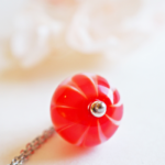 Collier mini lotus perle en verre filé pendentif fleur pétal artisanat
