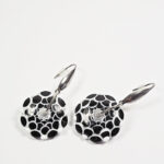 boucles d'oreilles ecailles bijou artisanal perle en verre filé noir et blanc