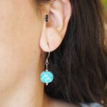 boucles-doreilles-ecailles-perle-en-verre-file-bijou-createur-porte