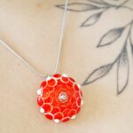 boucles-doreilles-ecailles-perle-en-verre-file-bijou-createur-porte