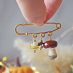 SITE-broche-epingle-automne-perle-verre-file-artisanal-bijoux-feuille-hérisson-champignon-citrouille-halloween-baie-fantome-original-createur-unique-bois-pierre-fine