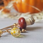 SITE-broche-epingle-automne-perle-verre-file-artisanal-bijoux-feuille-hérisson-champignon-citrouille-halloween-baie-fantome-original-createur-unique-bois-pierre-fine