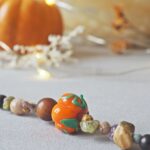 bracelet automne perle verre file artisanal bijoux feuille hérisson champignon citrouille halloween baie fantome original createur unique bois pierre fine (24)