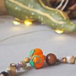 bracelet automne perle verre file artisanal bijoux feuille hérisson champignon citrouille halloween baie fantome original createur unique bois pierre fine (25)