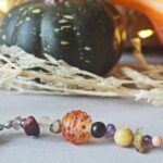 bracelet automne perle verre file artisanal bijoux feuille hérisson champignon citrouille halloween baie fantome original createur unique bois pierre fine (33)