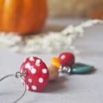 collier-automne-perle-verre-file-artisanal-bijoux-feuille-hérisson-champignon-citrouille-halloween-baie-fantome-original-createur-unique-bois-pierre-fine