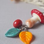 collier-automne-perle-verre-file-artisanal-bijoux-feuille-hérisson-champignon-citrouille-halloween-baie-fantome-original-createur-unique-bois-pierre-fine