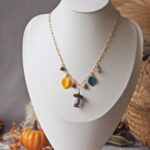 collier-automne-perle-verre-file-artisanal-bijoux-feuille-hérisson-champignon-citrouille-halloween-baie-fantome-original-createur-unique-bois-pierre-fine-A20 (1)