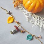 collier-automne-perle-verre-file-artisanal-bijoux-feuille-hérisson-champignon-citrouille-halloween-baie-fantome-original-createur-unique-bois-pierre-fine-A20 (1)