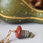 collier-automne-perle-verre-file-artisanal-bijoux-feuille-hérisson-champignon-citrouille-halloween-baie-fantome-original-createur-unique-bois-pierre-fine-A20 (1)
