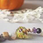 collier-automne-perle-verre-file-artisanal-bijoux-feuille-hérisson-champignon-citrouille-halloween-baie-fantome-original-createur-unique-bois-pierre-fine