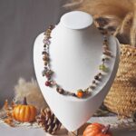 collier-automne-perle-verre-file-artisanal-bijoux-feuille-hérisson-champignon-citrouille-halloween-baie-fantome-original-createur-unique-bois-pierre-fine