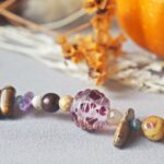 collier-automne-perle-verre-file-artisanal-bijoux-feuille-hérisson-champignon-citrouille-halloween-baie-fantome-original-createur-unique-bois-pierre-fine