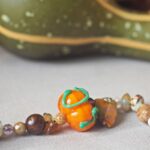 collier-automne-perle-verre-file-artisanal-bijoux-feuille-hérisson-champignon-citrouille-halloween-baie-fantome-original-createur-unique-bois-pierre-fine