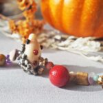 collier-automne-perle-verre-file-artisanal-bijoux-feuille-hérisson-champignon-citrouille-halloween-baie-fantome-original-createur-unique-bois-pierre-fine