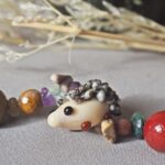collier-automne-perle-verre-file-artisanal-bijoux-feuille-hérisson-champignon-citrouille-halloween-baie-fantome-original-createur-unique-bois-pierre-fine