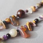 collier-automne-perle-verre-file-artisanal-bijoux-feuille-hérisson-champignon-citrouille-halloween-baie-fantome-original-createur-unique-bois-pierre-fine
