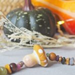 bracelet automne perle verre file artisanal bijoux feuille hérisson champignon citrouille halloween baie fantome original createur unique bois pierre fine (46)