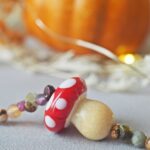 bracelet automne perle verre file artisanal bijoux feuille hérisson champignon citrouille halloween baie fantome original createur unique bois pierre fine (73)