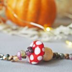 bracelet automne perle verre file artisanal bijoux feuille hérisson champignon citrouille halloween baie fantome original createur unique bois pierre fine (74)