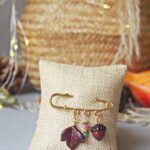 broche epingle gilet fibule automne perle verre file artisanal bijoux feuille hérisson champignon citrouille halloween baie fantome original createur unique bois pierre fine (14)