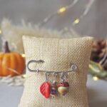 broche epingle gilet fibule automne perle verre file artisanal bijoux feuille hérisson champignon citrouille halloween baie fantome original createur unique bois pierre fine (18)