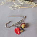 broche epingle gilet fibule automne perle verre file artisanal bijoux feuille hérisson champignon citrouille halloween baie fantome original createur unique bois pierre fine (19)