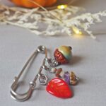 broche epingle gilet fibule automne perle verre file artisanal bijoux feuille hérisson champignon citrouille halloween baie fantome original createur unique bois pierre fine (20)