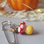 broche epingle gilet fibule automne perle verre file artisanal bijoux feuille hérisson champignon citrouille halloween baie fantome original createur unique bois pierre fine (35)
