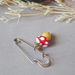 broche epingle gilet fibule automne perle verre file artisanal bijoux feuille hérisson champignon citrouille halloween baie fantome original createur unique bois pierre fine (36)