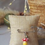broche epingle gilet fibule automne perle verre file artisanal bijoux feuille hérisson champignon citrouille halloween baie fantome original createur unique bois pierre fine (37)