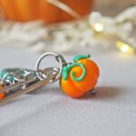 broche epingle gilet fibule automne perle verre file artisanal bijoux feuille hérisson champignon citrouille halloween baie fantome original createur unique bois pierre fine (58)