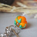 broche epingle gilet fibule automne perle verre file artisanal bijoux feuille hérisson champignon citrouille halloween baie fantome original createur unique bois pierre fine (59)