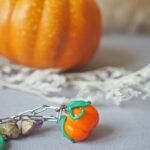 collier automne perle verre file artisanal bijoux feuille hérisson champignon citrouille halloween baie fantome original createur unique bois pierre fine (125)