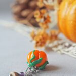 collier automne perle verre file artisanal bijoux feuille hérisson champignon citrouille halloween baie fantome original createur unique bois pierre fine (126)