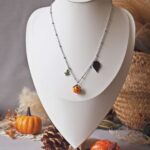 collier automne perle verre file artisanal bijoux feuille hérisson champignon citrouille halloween baie fantome original createur unique bois pierre fine A11 (1)