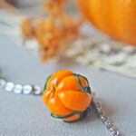 collier automne perle verre file artisanal bijoux feuille hérisson champignon citrouille halloween baie fantome original createur unique bois pierre fine A11 (4)